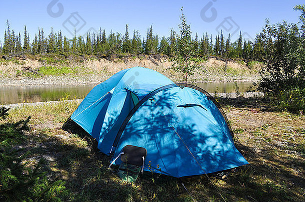 在山河岸边的露营帐篷。极地乌拉尔，科米共和国，俄罗斯。