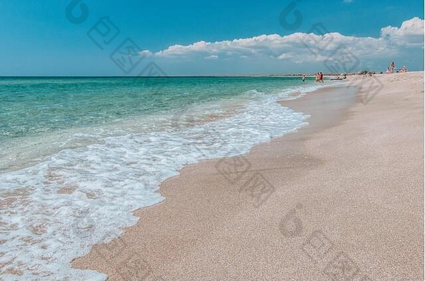 荒芜的海滩，白色的沙滩和清澈湛蓝的大海。文本的模糊背景。旅游理念，是您暑假的理想去处