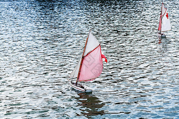 法国巴黎<strong>卢森堡</strong>公园池塘中的传统木制帆船玩具船
