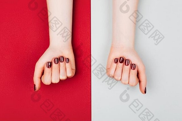 红色的修指甲美丽的准确的女人的手时尚的修指甲社会距离概念平躺风格
