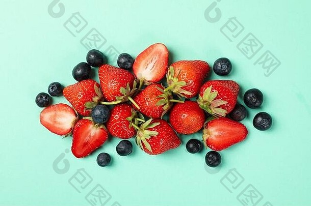 <strong>薄荷色</strong>背景，美味的红<strong>色</strong>草莓和蓝莓，俯视图
