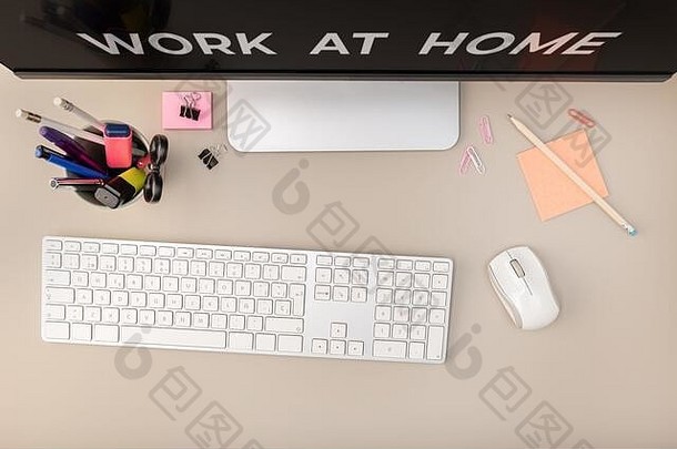 在家工作的概念。带有计算机和办公用品的工作区俯视图。平放的办公桌。拷贝空间