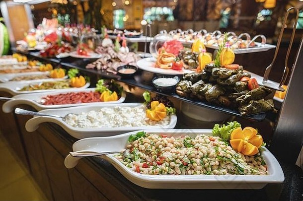 美味的开胃菜和沙拉自助餐，在餐厅或酒店有多种选择。