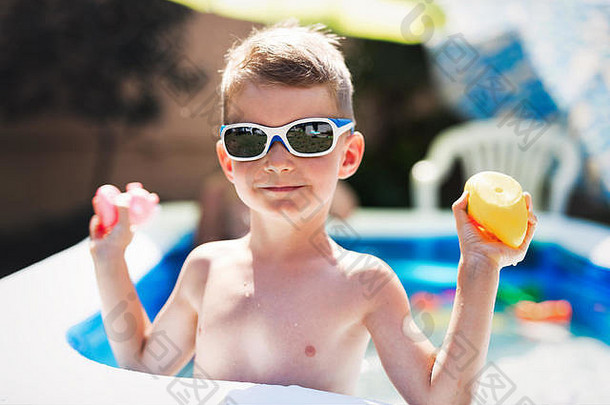 快乐的男孩在游泳池里享受夏日时光