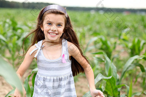 快乐的女孩运行玉米场