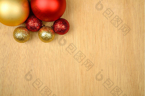 木制背景上的圣诞球。圣诞背景概念。