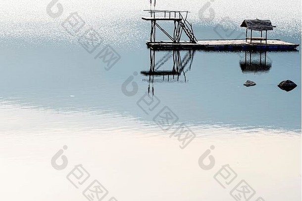 <strong>泰国</strong>素可泰湖上的木制浮房。湖中的蓝色日出。心平气和，环境清洁，<strong>风景</strong>优美