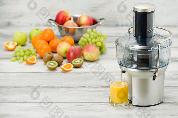 现代电榨汁机水果玻璃新鲜使汁健康的生活方式概念