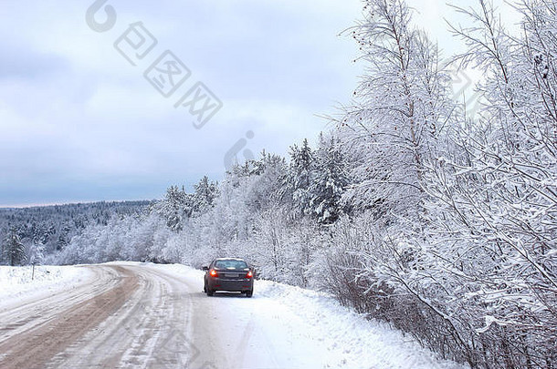 冰雪覆盖的冬季森林景观道路