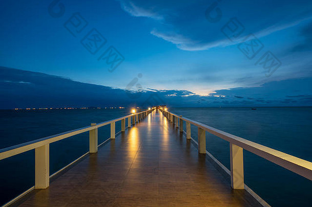 泰国普吉岛日落之间的木码头。<strong>暑期</strong>、<strong>旅游</strong>、度假、度假概念。
