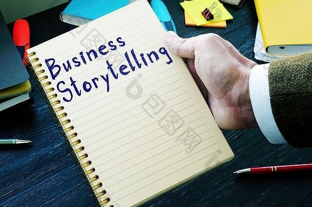 在页面上用手写的短语讲述商业故事。