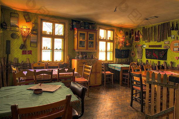 传统塞尔维亚餐厅，复古设计。