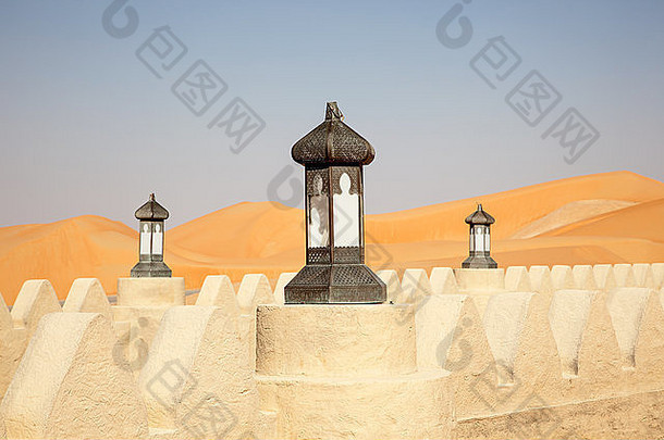 传统的阿拉伯风格灯沙漠度假胜地
