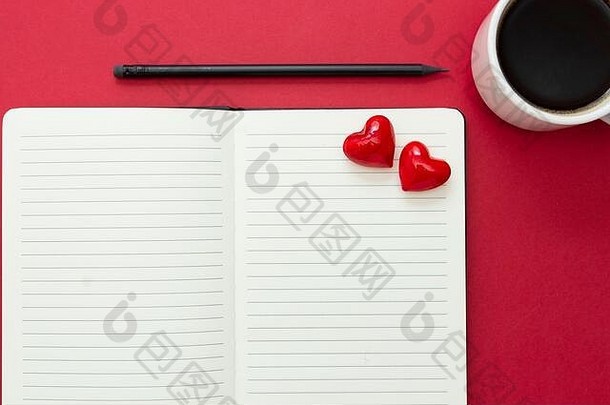 情人节。打开带有红色心形和铅笔的笔记本，在红色背景上，文本空间。
