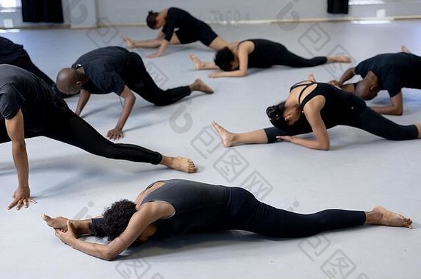 混合比赛现代舞者伸展运动工作室