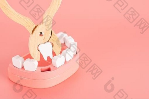 木玩具集平铺设粉红色的背景概念牙科龋齿上了年纪的心疾病高血压力糖尿病通过