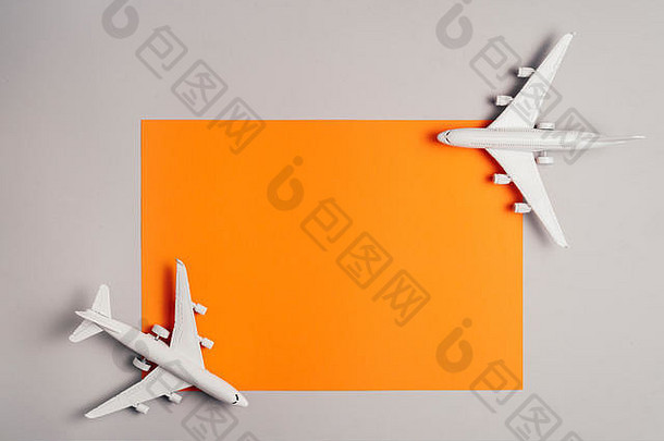 两架喷气式客机，最小概念，橙色和白色，带有几何形状。最少的交通、旅行或度假费用