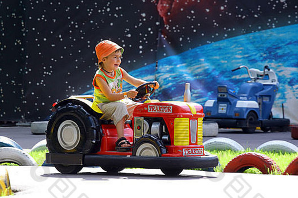 俄罗斯迪沃奥斯特罗夫，一个男孩驾驶着一辆玩具车