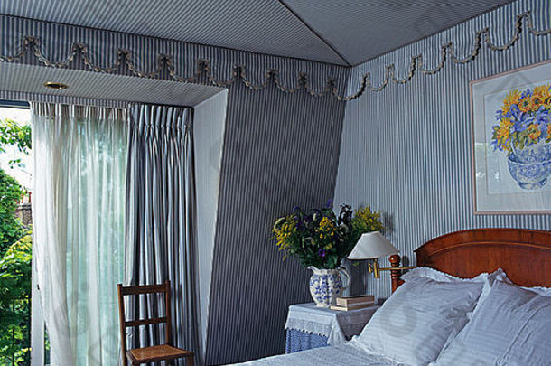 蓝色的白色条纹织物墙天花板匹配飞檐卧室白色帆条纹窗帘