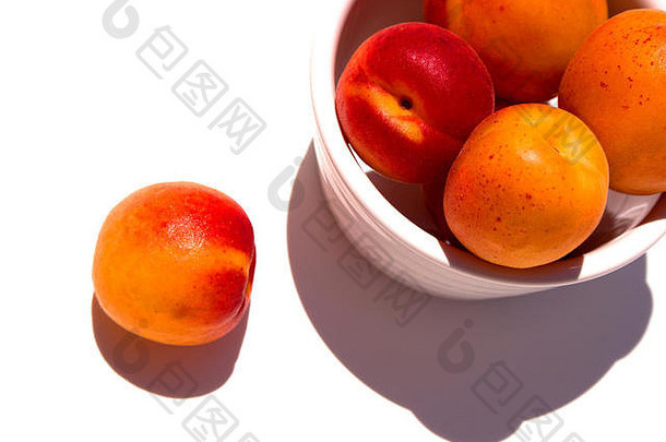 杏子成熟的杏子果实隔离在白色的果皮上。