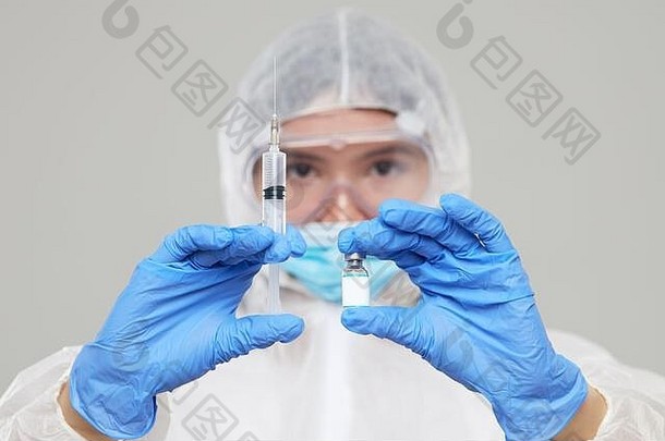 生物危害<strong>疫情</strong>中国人冠状病毒亚洲女人保护西装面具持有注射注射器疫苗疫苗