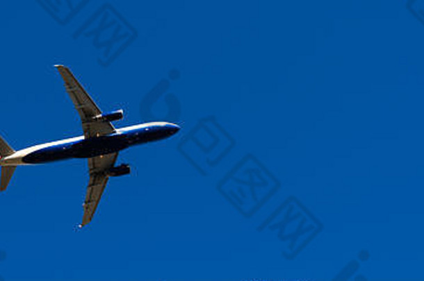 乘客飞机飞行蓝色的天空巡航飞机运输行业航空