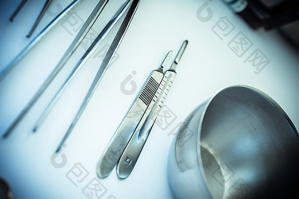 手术用手术器械和工具，包括手术刀、镊子和镊子