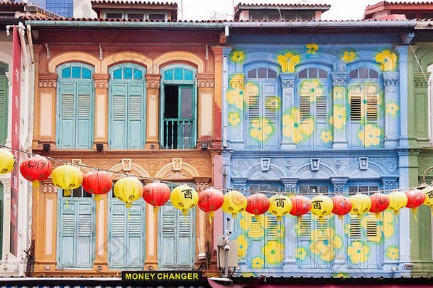 色彩鲜艳的中国人临街店铺灯笼宝塔街唐人街新加坡