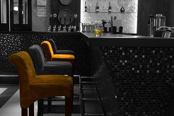 舒服的彩色的椅子行客人优雅的酒吧计数器表格