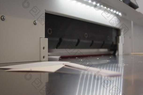 剪纸机上的剪纸。印刷厂。用于切割纸张的切割器。