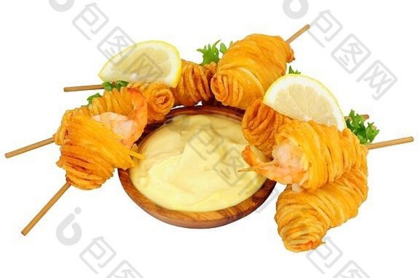 土豆字符串螺旋包装王虾木串小碗蛋黄酱孤立的白色背景