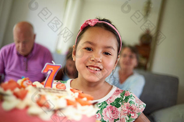 可爱的混合比赛亚洲女孩切割生日蛋糕首页生活房间包围家庭