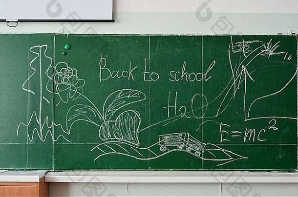 用白色粉笔写回学校的绿色粉笔黑板