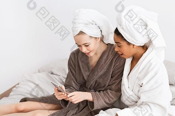 穿着浴衣使用手机的女朋友们大吃一惊