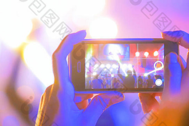 用智能手机录制现场音乐会视频的手廓线
