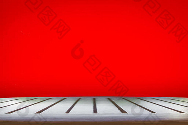 木制桌面，红色背景，用于产品展示或展示