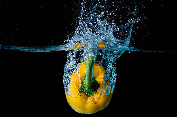 黄铃铛甜椒掉入水中