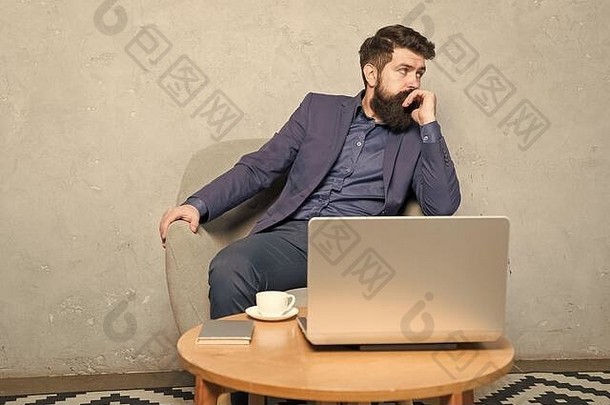 商务信函。现代商人。商人用笔记本电脑工作。男人在办公室喝咖啡。回复商务邮件。数字营销。上网。网上购买。项目经理。