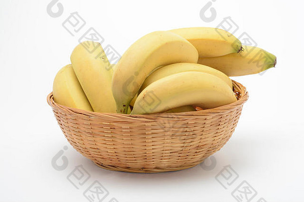 白色背景上柳条篮中的香蕉