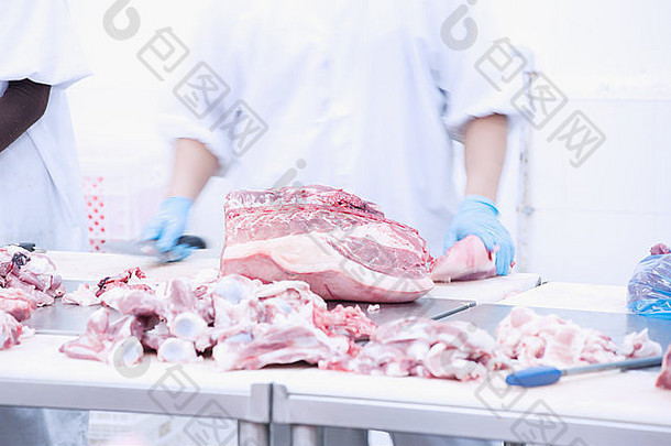 屠夫削减新鲜的猪肉肉行业