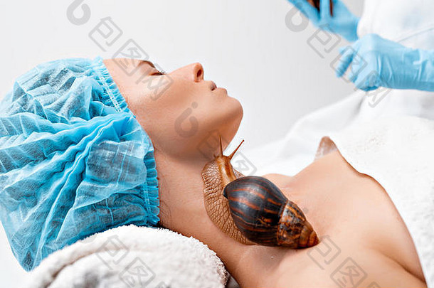 在美容院接受巨大阿卡蒂纳蜗牛治疗的年轻女子。