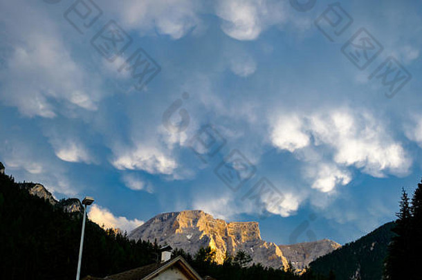 在<strong>意大利</strong>白云岩布雷斯湖周围的群山上，在壮观的魔法小时灯光下出现了蓬松的云彩现象。
