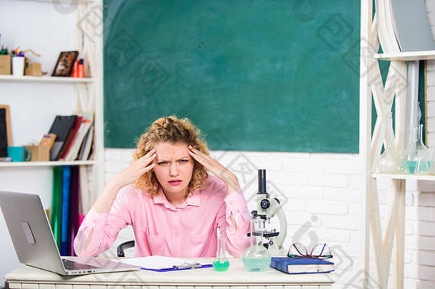 压力使人紧张。教师有压力的职业。压力很大的科学家。女孩疲惫紧张的表情与笔记本电脑和显微镜工作调查生物和化学。有压力的教育者。