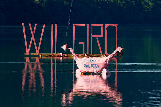 法拉阿尔帕戈湖圣克罗齐，意大利——2016年5月21日：从法拉阿尔帕戈到科瓦拉的2016年第99次意大利之旅开始。
