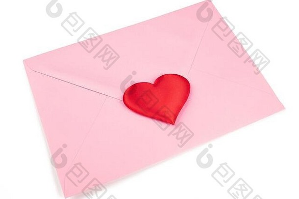白色背景上带有情人心形图案的粉色信封俯视图