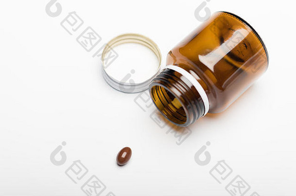 医学瓶棕色（的）胶囊白色背景