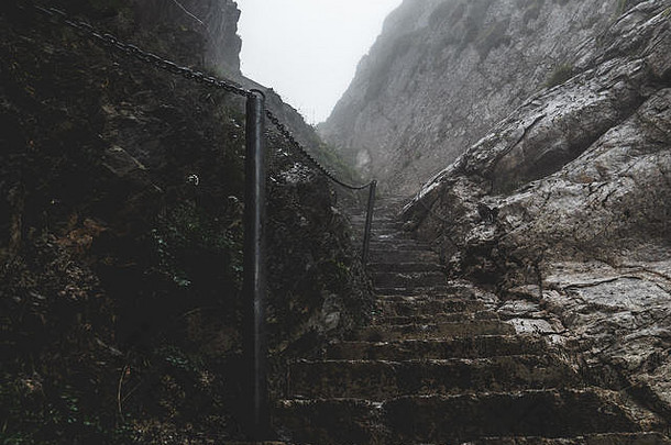 在陡峭的山上有楼梯的可怕的陡峭的徒步路径。在石头上徒步旅行，瑞士布里恩泽·罗顿