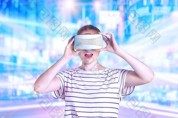 戴着虚拟现实眼镜的年轻女子正在享受网络空间3d游戏