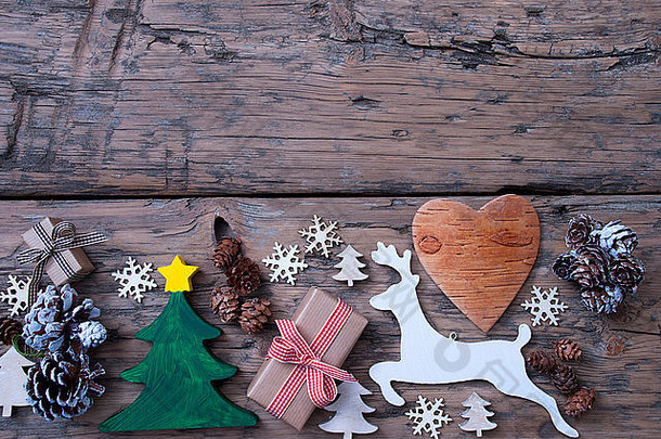 棕色、绿色、红色圣诞装饰、圣诞树、驯鹿、礼物
