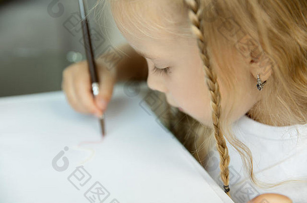 着色世界高加索人女孩女儿在家教育坐着沙发画铅笔写作教育学校研究概念学前教育准备